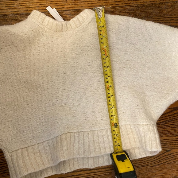 Cream cropped Aritzia sweater - Picture 4 of 4